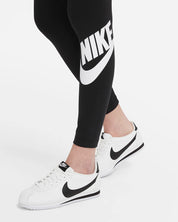 Nike Sportswear Essential Leggings a vita alta con logo – NERO