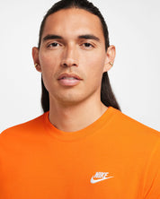 Nike Sportswear Club T-shirt – Arancio
