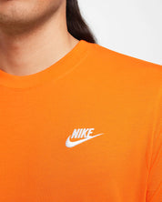 Nike Sportswear Club T-shirt – Arancio