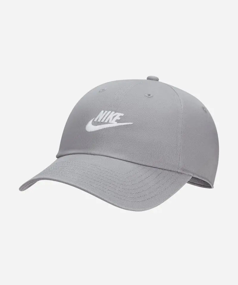 fb5368-073_casquette-nike-club-unstructured-futura-wash-gris-fb5368-073_01.webp