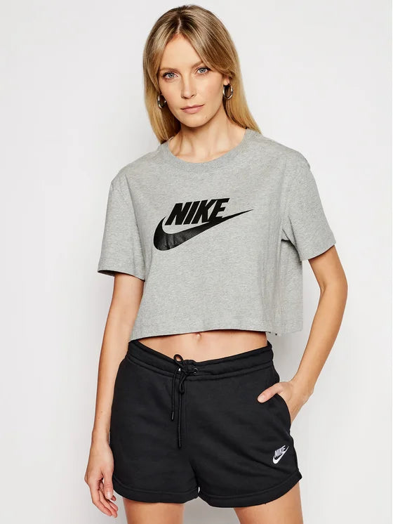 Nike Sportswear Essential T-shirt corta con logo – Donna