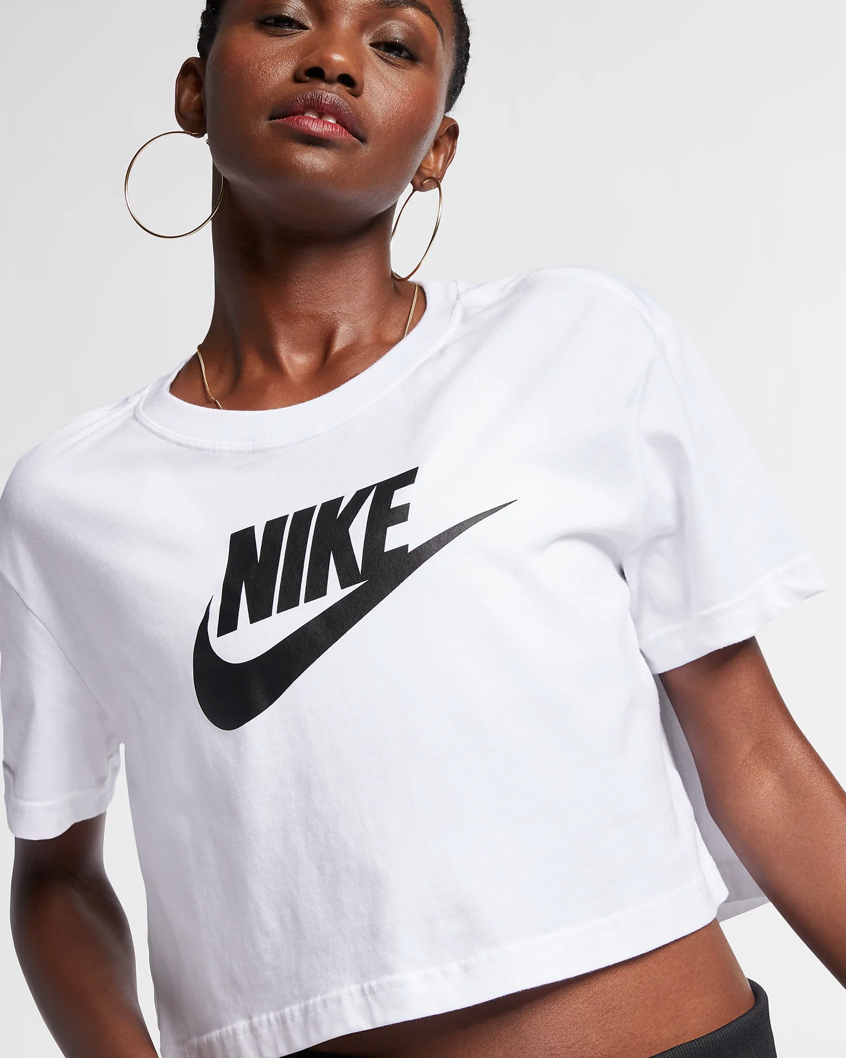 Nike Sportswear Essential T-shirt corta con logo – Donna