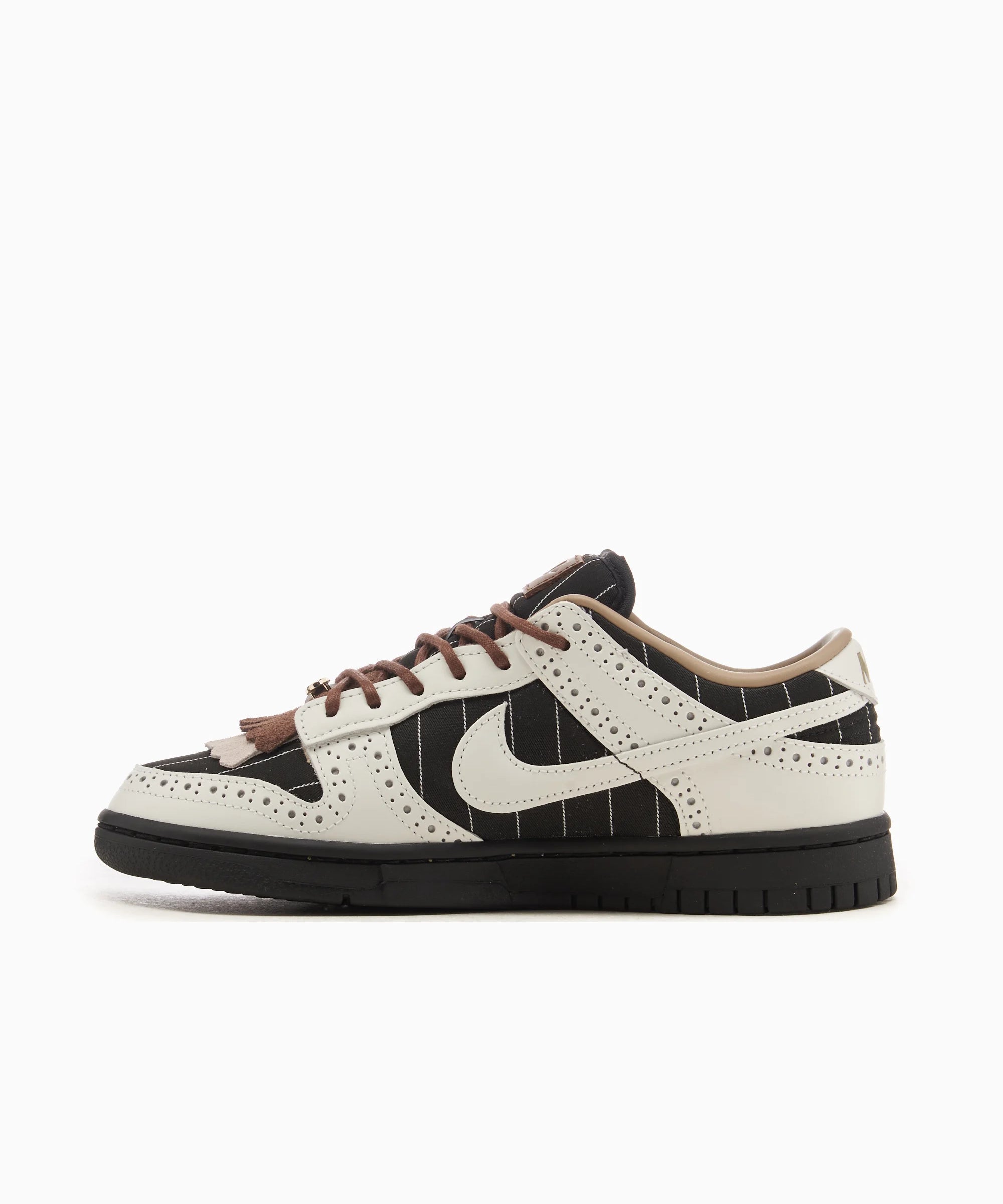 sneakers-nike-womens-dunk-low-lx-brogue-pinstripe-fv3642-010-1.webp